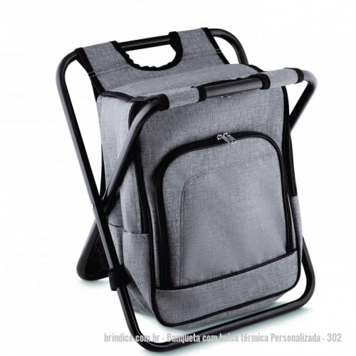 Banqueta com bolsa térmica personalizada - Banqueta com bolsa térmica Personalizada - 302 - BOLSA TÉRMICA Bolsa térmica e cadeira, capacidade 10 litros, tecido polyester, com bolso frontal, cor cinza, alça de costas regulável, parte interna soldada, retém liquido. - 121392 - Portal de Brindes Personalizados | Guia Bríndice 38 Anos - Banqueta com bolsa térmica
