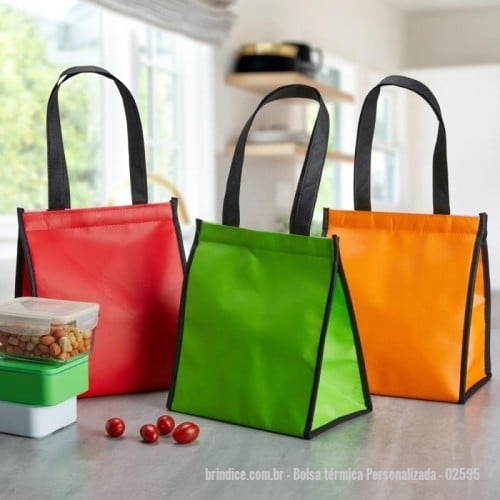 Bolsa térmica personalizada - Bolsa térmica Personalizada - 02595 - Carregue alimentos e bebidas com a temperatura conservada com esta bolsa térmica prática e estilosa. Feita em TNT impermeável, com revestimento interno antivazamento em alumínio e capacidade máxima de 6 litros, ela é uma escolha versátil para transpo - 175326 - Portal de Brindes Personalizados | Guia Bríndice 38 Anos - Bolsa térmica