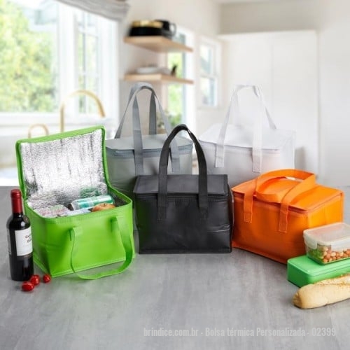 Bolsa térmica personalizada - Bolsa térmica Personalizada - 02399 - Bolsa térmica em TNT 6 Litros. Altura : 17 cm Largura : 24,8 cm Profundidade : 15,6 cm Medidas aproximadas para gravação (CxL): 9 cm x 24,5 cm - 175327 - Portal de Brindes Personalizados | Guia Bríndice 38 Anos - Bolsa térmica