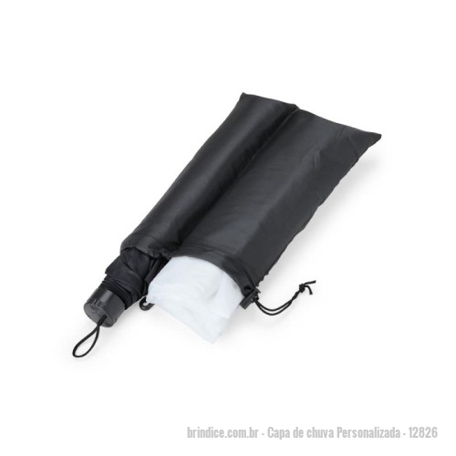 Capa de chuva personalizada - Capa de chuva Personalizada - 12826 - Encare qualquer mudança de clima com o nosso kit capa de chuva e guarda-chuva. Feito para quem busca praticidade e proteção durante os dias chuvosos, o nosso guarda-chuva de nylon conta com uma estrutura reforçada de 7 varetas de aço, botão de abertura, alça para segurar ou enganchá-lo quando não estiver em uso e uma capinha protetora. Essa é a combinação ideal para proteger a parte superior do corpo, enquanto a capa de chuva, feita em plástico resistente, garante proteção para o restante. Além disso, a capa possui touca com cordão ajustável e fechamento por botões de pressão. Ambos os itens vêm em um estojo único de nylon, com alça ajustável para fechamento seguro e mosquetão para prender em malas ou mochilas, oferecendo mais praticidade durante as mudanças de clima. - 170457 - Portal de Brindes Personalizados | Guia Bríndice 38 Anos - Capa de chuva