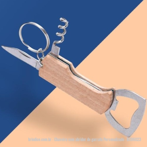 Chaveiro com abridor de garrafa personalizado - Chaveiro com abridor de garrafa Personalizado - BC06023 - Um abridor de múltiplas utilidades em um chaveiro especial. Feito em madeira e aço inox, este chaveiro polivalente, além de oferecer espaço para acomodar várias chaves, reúne em sua estrutura três diferentes tipos de faces: um abridor de garrafas sob medida para uma boa cerveja, um saca-rolhas para abrir um vinho ou espumante próprio para celebrações e um canivete para abertura de lacres e outros tipos de embalagens. - 173961 - Portal de Brindes Personalizados | Guia Bríndice 38 Anos - Chaveiro com abridor de garrafa
