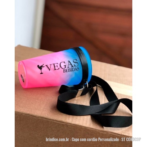 Copo com cordão personalizado - Copo com cordão Personalizado - ST CORDCOP - Copo com tirante personalizado, fabricado em poliéster o tirante conta ótimo acabamento. A personalização é feita em impressão digital sem limite de cores nos dois lados. Brinde útil de baixo custo é ideal para promover sua marca juntos a feiras, fes - 155447 - Portal de Brindes Personalizados | Guia Bríndice 38 Anos - Copo com cordão