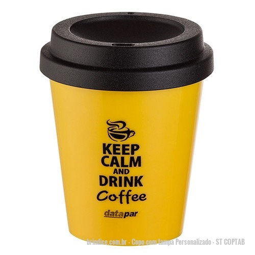 Copo com tampa personalizado - Copo com tampa Personalizado - ST COPTAB - Copo com tampa personalizado para brindes. Útil ele possui capacidade de 430 ml, bom acabamento, boa variedade de cores e tampa. Com ótimo custo e boa área para personalizar a marca é o brinde ideal para distribuir em feiras e eventos - 155268 - Portal de Brindes Personalizados | Guia Bríndice 38 Anos - Copo com tampa