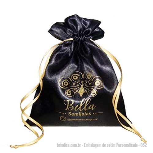 Embalagem de cetim personalizado - Embalagem de cetim Personalizado - 052 - Saco de Cetim com Fita Embalagem fina tipo saco, feita em cetim preto com cordão acetinado dourado e logo frontal. Um jeito criativo de demonstrar capricho aos seus clientes enquanto evidencia sua marca - 139725 - Portal de Brindes Personalizados | Guia Bríndice 38 Anos - Embalagem de cetim