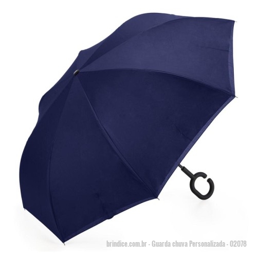 Guarda chuva personalizada - Guarda chuva Personalizada - 02078 - Guarda-chuva invertido com forro interno. Tecido de nylon impermeável preto, possui um mecanismo inovador permitindo que o usuário não se molhe ao entrar e sair de ambientes devido sua abertura invertida, quando feito o movimento para fechar as varetas inverterão para cima criando um formato circular impedindo a chuva de atingir o usuário, podendo “segurar” a chuva enquanto entra/sai de um ambiente e depois virando o guarda-chuva irá escorrer a água. Forro interno para preservação das 8 varetas, evitando contato com a água e assim prolongando seu tempo de uso sem enferrujar. Ao impulsionar o fechamento invertido fica mais rápido e prático o modo de secar e ser guardado, pode ser apoiado no chão que permanecerá em pé para escorrer a água. Pegador plástico fosco em formato C, botão acionador vermelho e fita com velcro(contorno marrom) para lacre. - 175123 - Portal de Brindes Personalizados | Guia Bríndice 38 Anos - Guarda chuva