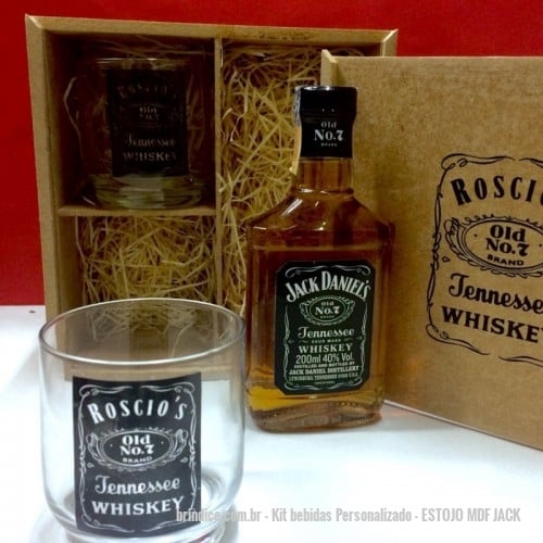 Kit bebidas personalizado - Kit bebidas Personalizado - ESTOJO MDF JACK - Estojo em mdf contendo 2 copos de vidro whisky, 1 garrafa Jack Daniel´s 200 ml. - 92711 - Portal de Brindes Personalizados | Guia Bríndice 38 Anos - Kit bebidas