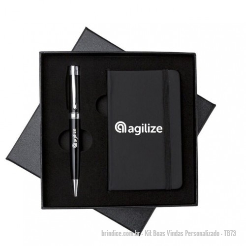Kit Boas Vindas personalizado - Kit Boas Vindas Personalizado - TB73 - Kit executivo 2 peças em estojo com tampa e parte interna revestida de espuma. Contém: caneta metal preta com anel, detalhes em prata e escrita preta; caderneta emborrachada com aproximadamente 80 folhas amarelas com pauta. Acompanha placa metálica para gravação. - 158712 - Portal de Brindes Personalizados | Guia Bríndice 38 Anos - Kit Boas Vindas