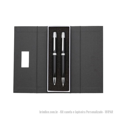 Kit caneta e lapiseira personalizado - Kit caneta e lapiseira Personalizado - 181PAR - Conjunto caneta e lapiseira em estojo de cartonagem com placa central para personalização. Clip metal com dois anéis em relevo, anel centralizado e dois anéis em relevo na ponteira e acionam por giro. Estojo revestida com espuma na parte interna. - 175069 - Portal de Brindes Personalizados | Guia Bríndice 38 Anos - Kit caneta e lapiseira