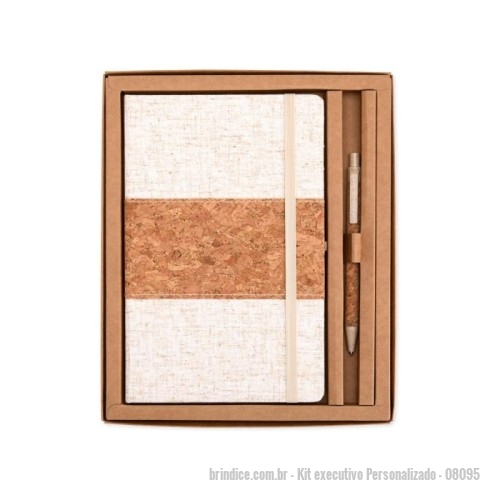 Kit executivo personalizado - Kit executivo Personalizado - 08095 - Este kit contém uma Caderneta A5 em linho com detalhe em cortiça e suporte para caneta, marcador de página em cetim, aproximadamente 82 folhas com pauta e caneta de cortiça com detalhes em palha de trigo, carga esferográfica azul 1.0mm e acionamento por clique - 175108 - Portal de Brindes Personalizados | Guia Bríndice 38 Anos - Kit executivo