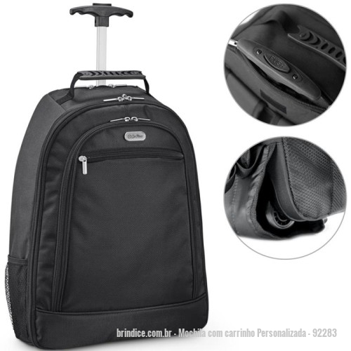 Mochila com carrinho personalizada - Mochila com carrinho Personalizada - 92283 - Mochila trolley para notebook fabricada em material resistente, com duas rodas para facilitar o transporte. Possui compartimento principal almofadado, adequado para notebooks de até 15.6 polegadas. Conta com um segundo compartimento interno forrado e equipado com diversos bolsos para organização. Inclui bolso frontal com fechamento em zíper e bolsos laterais em tecido respirável. O sistema trolley dispõe de protetor de rodas, alças ajustáveis e acolchoadas, além de uma pega extensível de metal com mecanismo de mola, que pode ser estendida até 530 milímetros. Apresenta ainda uma placa metálica removível com fixação magnética, ideal para personalização. Capacidade total de 24 litros. - 171185 - Portal de Brindes Personalizados | Guia Bríndice 38 Anos - Mochila com carrinho