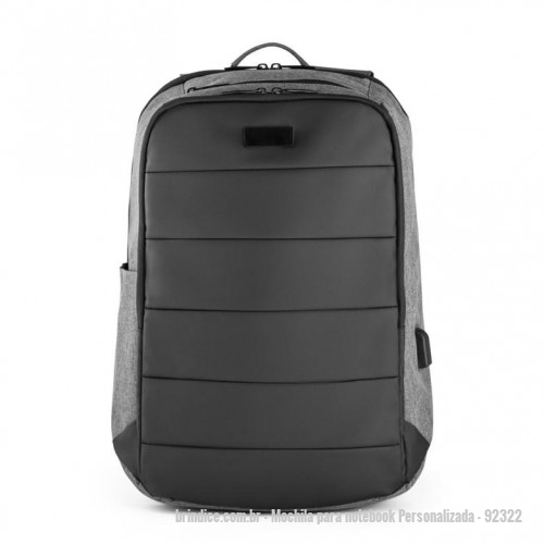 Mochila para notebook personalizada - Mochila para notebook Personalizada - 92322 - Mochila para notebook em 300D com placa de metal preta personalizável e 2 compartimentos principais. Os 2 bolsos almofadados são compatíveis com computador até 17 e com um tablet de 9,7 . Tem ainda mais 2 bolsos nas alças (1 com zipper), bolso oculto nas costas da mochila com zipper, bolso no topo com zipper e bolso aberto na lateral com entrada USB. Contém ainda tira de transporte para trolley e alças e parte posterior almofadadas. 310 x 480 x 130 mm - 142854 - Portal de Brindes Personalizados | Guia Bríndice 38 Anos - Mochila para notebook