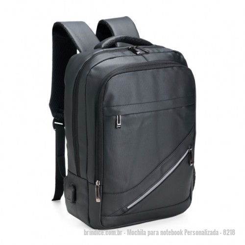 Mochila para notebook personalizada - Mochila para notebook Personalizada - 8218 - Leve tudo o que precisar para todos os lugares com esta mochila de 18 litros. Feita de couro sintético resistente à água, ela garante a proteção de tudo que há dentro da mochila contra chuva e respingos dágua. Além disso, ela possui dois bolsos na frente, um compartimento no meio que fica à frente da abertura principal e outro bolso lateral em rede para carregar garrafas ou guarda-chuvas. Por dentro, é possível guardar notebooks de até 15,6 polegadas e, em meio ao seu amplo espaço, há um extensor USB para fazer recargas com toda praticidade. - 173523 - Portal de Brindes Personalizados | Guia Bríndice 38 Anos - Mochila para notebook