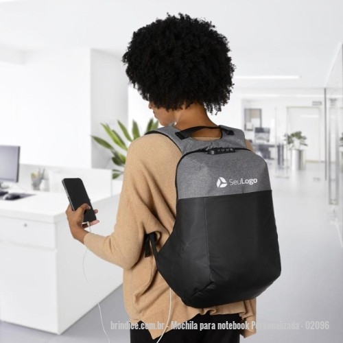 Mochila para notebook personalizada - Mochila para notebook Personalizada - 02096 - Descrição: Mochila anatômica antifurto de 35 litros em poliéster resistente à água com três compartimentos, sendo dois deles exclusivos para cartões e proteção contra furto. Contém cadeado numérico, compartimento principal com amplo espaço e bolso para notebook 156, bolsos internos, suporte externo usb, alça para encaixe em malas de viagem e revestimento costado espumado. Acompanha plaquinha metálica.  Altura :  45,5 cm  Largura :  33,5 cm  Profundidade :  19 cm - 173579 - Portal de Brindes Personalizados | Guia Bríndice 38 Anos - Mochila para notebook