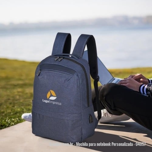 Mochila para notebook personalizada - Mochila para notebook Personalizada - 04057 - Descrição: Mochila de nylon 21 litros com três compartimentos, sendo o principal com bolso para notebook 156. A mochila possui bolso lateral e suporte externo usb. Altura : 42 cm Largura : 30 cm Profundidade : 17 cm Medidas aproximadas para gravação (CxL): 25 cm x 16 cm - 173654 - Portal de Brindes Personalizados | Guia Bríndice 38 Anos - Mochila para notebook