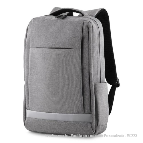Mochila para notebook personalizada - Mochila para notebook Personalizada - MC223 - Mochila para notebook em tecido poliéster com detalhe em PVC e interior em 210D. Parte externa: Bolso frontal com ziper. Bolso pequeno na lateral direita. Conector USB e conector P2 para fone de ouvido ligado ao interior da mochila com cabos. Alça de mão e ombro acolchoada. Engate para mala de viagem. Parte interna: Compartimento acolchoado p/ notebook 40x28cm. Tamanho total do Notebook - 15.6" Cinto p/ travamento do notebook. Bolso interno 11x1cm. Bolso interno 11x9cm. Bolso porta Tablet 23x19cm. Acolchoado duplo. - 173897 - Portal de Brindes Personalizados | Guia Bríndice 38 Anos - Mochila para notebook