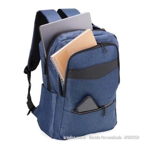 Mochila personalizada - Mochila Personalizada - APA01350 - Mochila de nylon 22 Litros com detalhes em couro sintético e três compartimentos, sendo o principal com bolso para notebook 15,6. Mochila possui bolso lateral e suporte externo usb. Altura : 41 cm Largura : 30 cm Profundidade : 18 cm Medidas aproximadas para gravação (CxL): 7,5 cm 25,5 cm Peso aproximado (g): 643 - 167343 - Portal de Brindes Personalizados | Guia Bríndice 38 Anos - Mochila