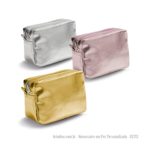 Necessaire em Pvc personalizado - Necessaire em Pvc Personalizado - 92713 - Bolsa multiusos em PVC com zíper, disponível em cores metalizadas. Prática e compacta ideal para uso diário ou em viagem. 140 x 95 x 70 mm - 175351 - Portal de Brindes Personalizados | Guia Bríndice 38 Anos - Necessaire em Pvc