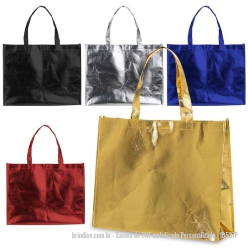 Sacola de TNT metalizado personalizada - Sacola de TNT metalizado Personalizada - 18537P - Sacola TNT metalizada 110g/m² com botão. Confeccionado em TNT com revestimento plástico laminado, parte superior possui botão plástico para fecho. Altura : 35 cm Largura : 45,5 cm Profundidade : 11,5 cm Medidas aproximadas para gravação (CxL): - 175323 - Portal de Brindes Personalizados | Guia Bríndice 38 Anos - Sacola de TNT metalizado
