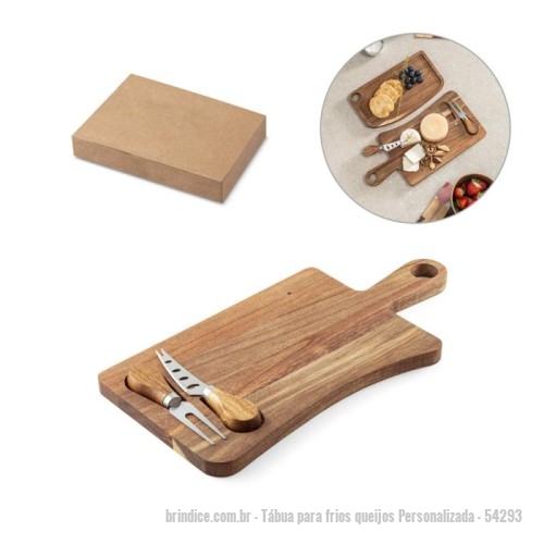 Tábua para frios queijos personalizada - Tábua para frios queijos Personalizada - 54293 - Tábua de queijos em madeira de acácia, proveniente de gestão florestal sustentável, com pega. Incluso 2 utensílios em madeira de acácia e aço inox: uma faca e um garfo, tendo uma ranhura com magnetismo para prender os talheres. Conjugue esta tábua com a Haven II - 54289 - para completar o conjunto. Fornecido em caixa presente em papel kraft reciclado. Certificação EU Food Grade. A cor e o resultado da impressão nos materiais naturais pode variar entre produtos. 363 x 181 x 15 mm - 173761 - Portal de Brindes Personalizados | Guia Bríndice 38 Anos - Tábua para frios queijos