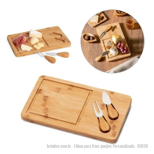 Tábua para frios queijos personalizada - Tábua para frios queijos Personalizada - 93830 - Tábua de queijos em bambu com 2 utensílios em bambu e aço inox. Fornecido em caixa em papel kraft reciclado. Certificação EU Food Grade. A cor e o resultado da impressão nos materiais naturais pode variar entre produtos. 310 x 180 x 15 mm | Caixa: 316 x 186 x 25 mm - 173834 - Portal de Brindes Personalizados | Guia Bríndice 38 Anos - Tábua para frios queijos