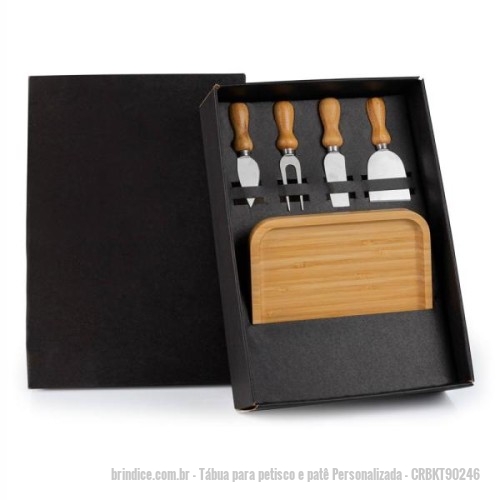 Tábua para petisco e patê personalizada - Tábua para petisco e patê Personalizada - CRBKT90246 - Kit Petisco/Queijo-5 Pçs Personalizado Petisqueira: 20x20x1,9cm Uma gravação a Laser na petisqueira. Caixa Preta 353x242x95 mm (AxLxP) - 168733 - Portal de Brindes Personalizados | Guia Bríndice 38 Anos - Tábua para petisco e patê